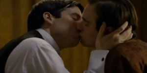 Το gay φιλί  που «έκοψε» η NET από νέα τηλεοπτική σειρά  [βίντεο]