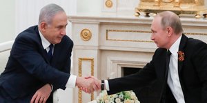 Ο Μπεντζαμίν Νετανιάχου και ο Βλαντιμίρ Πούτιν/ Φωτογραφία AP images