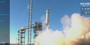Ο New Shepard εκτοξεύεται από τη βάση της Blue Origin στο δυτικό Τέξας (Φωτογραφία: YouTube/Blue Origin)