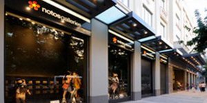 Πυρκαγιά ξέσπασε στο υπόγειο του Notos galleries στον Πειραιά