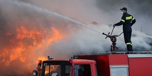 Φωτιά στα Κύθηρα – Κινδύνευσαν λουόμενοι που εγκλωβίστηκαν σε παραλία
