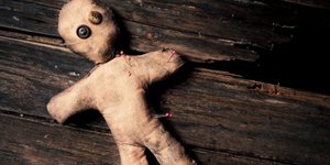 Απίστευτο: Επιτήδειος πήρε 250.000 ευρώ και κοσμήματα για να απαλλάξει Λαρισαίου