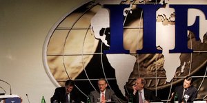 IIF: Εντός τροχιάς στα δημοσιονομικά η Ελλάδα - «Καμπανάκι» για διοικητικές μετα