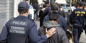 «Ντου» των αδιάφθορων της αστυνομίας στο τμήμα της Ομόνοιας – Βρέθηκαν ναρκωτικά