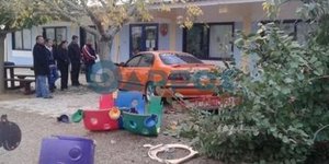 Αυτοκίνητο μπήκε σε αυλή νηπιαγωγείου στην Καλαμάτα και έπεσε στην πόρτα του