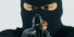 Λήστεψε τράπεζα και περίμενε την αστυνομία σε παγκάκι – Ηθελε να μπει στη φυλακή