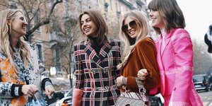 Γυναίκες ποζάρουν στον φακό/ Φωτογραφία Shutterstock