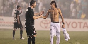 Ο απρόσεκτος Νεϊμάρ... τράκαρε με κάμερα ενώ έδινε συνέντευξη [βίντεο]