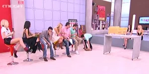 H τούμπα του Χρήστου Νέζου στον αέρα ενώ κρατά στα χέρια ένα ταψί τυρόπιτα [βίντ