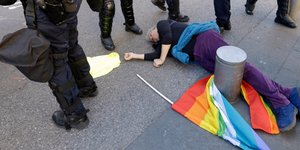 Η 73χρονη Ζενεβιέβ Λεγκέι κείτεται αναίσθητη στο έδαφος μετά τον τραυματισμό της (Φωτογραφία: ΑΡ/Claude Paris)