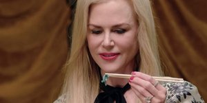 Η Νικόλ Κίντμαν απολαμβάνει ένα πιάτο με ζωντανά σκουλήκια