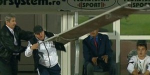 Προπονητής πέταξε έξαλλος φορείο στον αγωνιστικό χώρο [βίντεο]