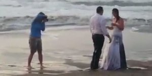 Κύμα πήρε νύφη που φωτογραφιζόταν στην ακροθαλασσιά 01