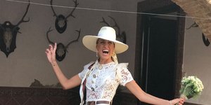 H νύφη ποζάρει στον φακό/Φωτογραφία Ιnstagram @lapeludemanolo