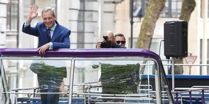 Κεντρική φιγούρα της εκστρατείας υπέρ του Brexit ο Νάιτζελ Φάρατζ του UKIP (φωτογραφία: Facundo Arrizabalaga/EPA/ΑΠΕ)