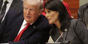 Φωτογραφία: Nτόναλντ Τραμπ και Νίκι Χέιλι/ Associated Press