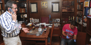 Άγνωστοι έκαναν γυαλιά-καρφιά το γραφείο του Νίκου Νικολόπουλου [εικόνες]