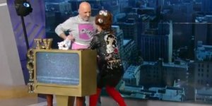 Ο Νίκος Μουτσινάς γδύνεται στον «αέρα»