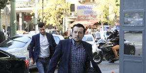 Ο Νίκος Παππάς έξω από τα γραφεία του ΣΥΡΙΖΑ στην Κουμουνδούρου/Φωτογραφία: SOOC