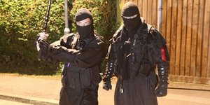 Ενας σύγχρονος νίντζα που μάχεται το κακό -Το πρωί θυρωρός και το βράδυ σκληρός 