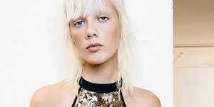 Μοντέλο ποζάρει στoν φακό/Φωτογραφία Getty/Ideal Image