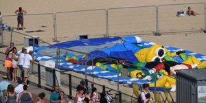 Το φουσκωτό κάστρο που εξερράγη. Φωτογραφία: AP