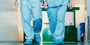Κάμερα συνέλαβε άνδρες νοσοκόμους να ερωτοτροπούν δίπλα σε 98χρονη με εγκεφαλικό