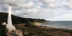 Εικόνα από την εκτόξευση του βαλλιστικού πυραύλου Hyunmoo II. South Korea Defense Ministry via AP