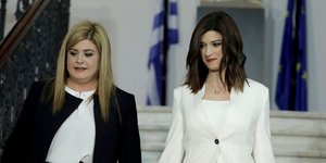 Η απερχόμενη Κατερίνα Νοτοπούλου (δεξιά) και η νέα υφυπουργός Ελευθερία Χατζηγεωργίου -Φωτογραφία: Intimenews/ΤΟΣΙΔΗΣ ΔΗΜΗΤΡΗΣ
