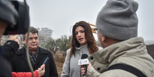 Η Κατερίνα Νοτοπούλου στην έκταση που δημιουργείται το Πάρκο Μνήμης του Νέου Μουσείου Ολοκαυτώματος/ Φωτογραφία: Sooc