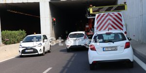 Φορτηγό ξήλωσε τα φώτα στη σήραγγα (Φωτογραφία: tvstar)