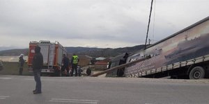 Νταλίκα παρασύρθηκε από τους ισχυρούς ανέμους (Φωτο: Epirus Post)