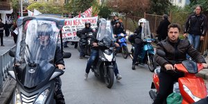 Διανομείς σε συγκέντρωση διαμαρτυρίας για τον ξυλοδαρμό συναδέλφου τους στη Θεσσαλονίκη/Φωτογραφία: Eurokinissi