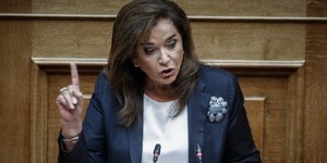 Η Ντόρα Μπακογιάννη στο βήμα της Βουλής-Φωτογραφία:Eurokinissi/ Γιώργος Κονταρίνης