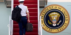 Η βαλίτσα για τα πυρηνικά είναι πάντα κοντά στον Αμερικανό πρόεδρο (Φωτογραφία: AP/ Cliff Owen)