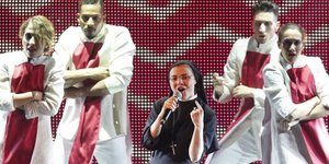 Η καλόγρια που τραγουδάει κάνει ξανά την έκπληξη -Το «Like a Virgin» είναι το πρ