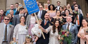 Γαμήλια φωτό... κατά του Brexit (Φωτογραφία: Twitter)