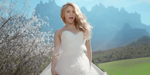 Τι κάνει η εκρηκτική Shakira μέσα σε ένα χωράφι φορώντας νυφικό; Παίρνει φωτιά κ