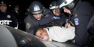 Η καμπάνια της αστυνομίας της Νέας Υόρκης στο τουίτερ που γύρισε μπούμερανγκ