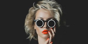 Moντέλο ποζάρει στο φακό/ Φωτογραφία: Shutterstock