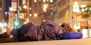 Ενας άστεγος παρουσιάζει την καθημερινότητα του στους δρόμους του Τέξας [βίντεο]