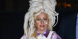 Η Lady Gaga φόρεσε μία σφουγγαρίστρα στο κεφάλι και βγήκε- Ακόμη γελάει ο κόσμος