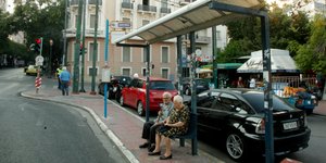 Ενα ζευγάρι ηλικιωμένων περιμένει στη στάση / Φωτογραφία: EUROKINISSI