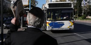 Ηλικιωμένος περιμένει το λεωφορείο/ Φωτογραφία: INTIME NEWS-ΛΙΑΚΟΣ ΓΙΑΝΝΗΣ