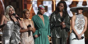 Η Μισέλ Ομπάμα στη σκηνή των Grammy/ Φωτογραφία: AP- Matt Sayles