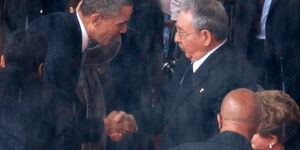 Ο κόσμος αλλάζει: O Φιντέλ Κάστρο είδε με καλό μάτι τη χειραψία του αδερφού του