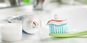 Μια οδοντόβουρτσα και οδοντόκρεμα