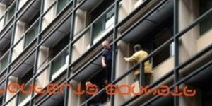 Απειλούν να πέσουν στο κενό από τον 3ο όροφο