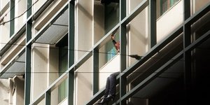 Μεταπείστηκε το ζευγάρι που απειλούσε να πέσει από το μπαλκόνι του ΟΕΚ