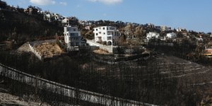 Καμένο σπίτι από τις πυρκαγιές /Φωτογραφία intime news